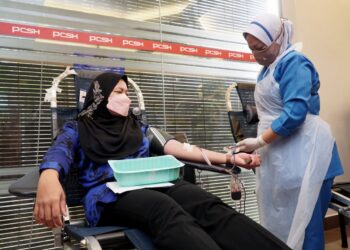 NOLEE Ashilin Mohammed Radzi turut menderma darah pada program anjuran PTA di Hospital Pakar Komuniti Perak di Ipoh hari ini. - UTUSAN/ZULFACHRI ZULKIFLI