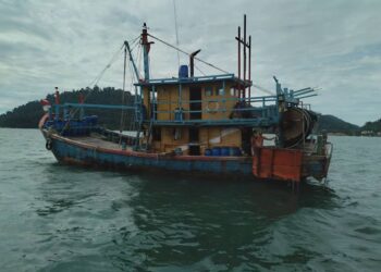 BOT yang menggaji warga asing tanpa dokumen ketika ditahan berhampiran perairan Pulau Pangkor semalam. - UTUSAN/IHSAN MARITIM MALAYSIA PERAK
