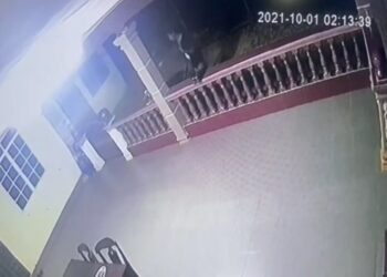 TANGKAP layar rakaman CCTV menunjukkan tindakan seorang lelaki mencuri motosikal berjaya dirakam dekat sebuah rumah di Sungai Gulang-Gulang, Tanjong Karang di Kuala Selangor, Selangor.