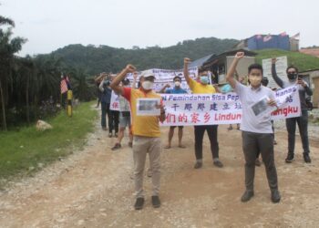 HENG Zhi Li (depan, kanan) mengetuai bantahan aman penduduk tempatan mengenai cadangan pembinaan Stesen Pemindahan Sisa Pepejal di Kampung Air Puteh, Pekan Nanas, Pontian.