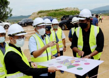 MAHDZIR Khalid (tengah) diberi taklimat mengenai kemajuan pembangunan projek KRC di Kuala Nerang, Padang Terap hari ini.