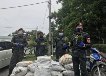 RAMLI Wan Salin (tengah) menunjukkan sebahagian daun ketum yang dirampas oleh PGA di Bukit Kayu Hitam, Kubang Pasu hari ini. - UTUSAN/NUR ANATI JUHARI
