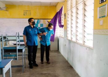 RADZI Jidin (kiri) meninjau persiapan akhir pembukaan sesi persekolahan bersemuka di tujuh sekolah di Hulu Terengganu, hari ini.