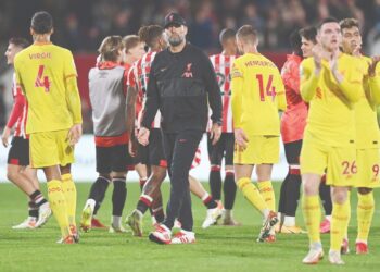 PENGURUS Liverpool, Jurgen Klopp (tengah) mahu anak-anak buahnya menampilkan prestasi terbaik jika mahu mengatasi cabaran Manchester City di Anfield, malam ini.- AFP