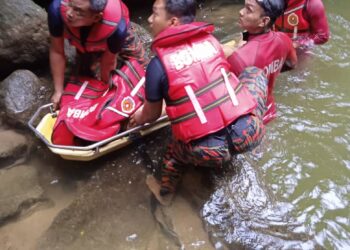 PASUKAN Bomba mengangkat mayat mangsa lemas di Sungai Kedondong, Batang Kali petang tadi
