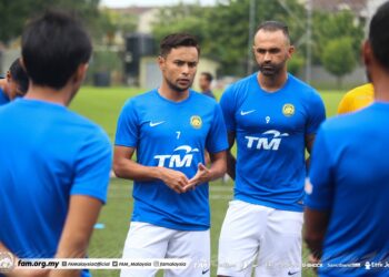 AIDIL ZAFUAN(tengah) mengakui memegang label senior membuatkannya lebih banyak tugasan, terutama membimbing pemain baharu dan muda, di samping mahu berikan yang terbaik untuk skuad kebangsaan dalam perlawanan akan datang.- IHSAN FAM