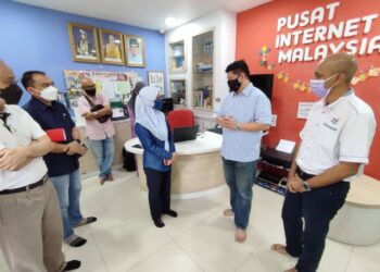 FADHULLAH SUHAIMI Abdul Malek (dua kanan) melawat Pusat Internet Komuniti Kampung Mat Daling, Ulu Tembeling di Jerantut, Pahang. - UTUSAN/SALEHUDIN MAT RASAD
