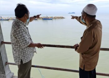MUHAMMAD Farid Saad (kiri) meninjau kawasan yang akan ditambak untuk projek tambak laut bagi membentuk tiga buah pulau buatan di perairan selatan Pulau Pinang (PSR).