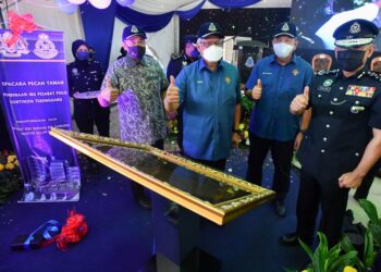 HAMZAH Zainudin (dua, dari kiri) bersama Ahmad Samsuri Mokhtar (kiri) selepas merasmikan  pecah tanah pembinaan Ibu Pejabat Polis Kontinjen (IPK) Terengganu di sini Kuala Terengganu hari ini. - PUQTRA HAIRRY ROSLI
