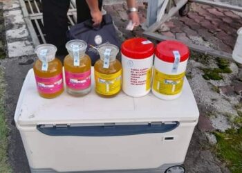 LIMA sampel efluen telah diambil dari Sungai Balak di Balakong, Selangor dan dihantar ke Jabatan Kimia untuk dianalisis selepas sebuah kilang dikenakan notis akibat melepaskan sisa minyak makanan dari tangki simpanannya ke dalam sungai.