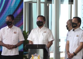 HASNI Mohammad (tengah) melancarkan JTI dan Virtual Majestic Johor Week di Menara Johor Land, Johor Bahru di Johor.
