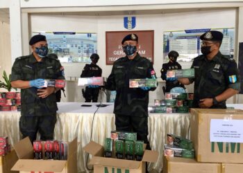 HASAN Basri Ahmad Safar (tengah) menunjukkan sebahagian rokok puith yang dirampas di dua lokasi berbeza di Terengganu dan Kelantan dalam sidang akhbar di Batalion 9 PGA di Kuala Nerus, hari ini. - TENGKU DANISH BAHRI TENGKU YUSOFF