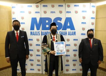 ZAMANI Ahmad Mansor (tengah) memegang buku Bajet MBSA 2022 selepas pembentangannya hari ini.