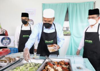MENTERI di Jabatan Perdana Menteri (Hal Ehwal Agama), Idris Ahmad membantu menyediakan pek makanan pada hari pelancaran Program Dapur It'am 6.0 di Surau Al-Hikmah, PPR Beringin Jinjang Utara, Kuala Lumpur.