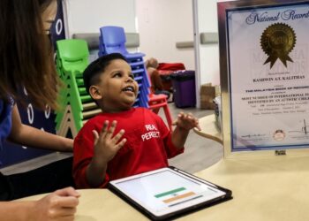 K. RASHWIN melakukan demonstrasi mengenal pasti bendera negara ketika majlis penyampaian sijil "Malaysia Book of Record" kepadanya yang mencatat rekod mengenal pasti 198 bendera negara seluruh dunia dengan catatan 9 minit 54 saat di Headstart Akademi SACC Mall Shah Alam, Selangor pada hari ini. UTUSAN / ZULFADHLI ZAKI
