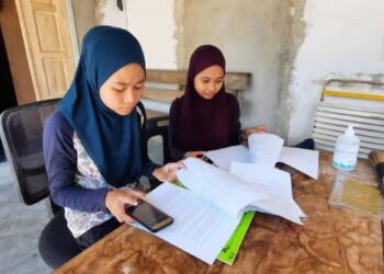 IZATUL Humaira Mohamad Fazil (kanan) dan Noralia Nasuha Norizam sentiasa ketinggalan mengikuti sesi PdPR kerana capaian internet lemah di Kampung Bukit Kubur, Mahang, Kulim. – UTUSAN/AZAHAR HASHIM