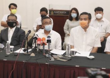 ADLY Zahari (tengah) pada sidang media tergempar mengenai politik Melaka hari ini  - UTUSAN/RASUL AZLI SAMAD