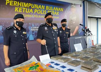 MIOR Faridalathrash Wahid (tengah) menunjukkan dadah yang dirampas dalam serbuan di kawasan Lahat dalam sidang akhbar di IPK Perak di  Ipoh hari ini. - UTUSAN/ASLIZA MUSA