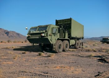 KEUPAYAAN trak berat keluaran Oshkosh bakal memperkukuhkan imej ATM dari segi kekuatan logistik. – Foto media sosial