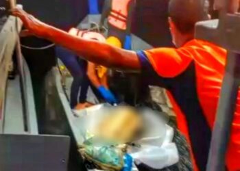 MAYAT lelaki yang ditemukan terapung di perairan Tanjung Piandang dekat Parit Buntar semalam. - UTUSAN/MEDIA SOSIAL