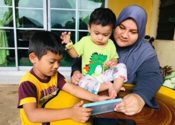 NORNAZLIATUL Aqilah Nazri menenami dua anaknya, Aqif Umair  dan Muhammad Aqil Uwais (kiri) di  Kampung Batu 2, Jalan Gurun-Jeniang, Gurun hari ini. -.UTUSAN/OTHMAN YAHAYA