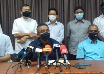 ADLY Zahari (duduk kiri) menjawab pertanyaan pemberita dalam sidang akhbar PH negeri di Graha Amanah, Bukit Katil, Melaka. - UTUSAN/MUHAMMAD SHAHIZAM TAZALI