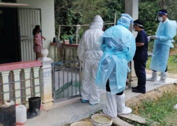 PETUGAS kesihatan dari Pejabat Kesihatan Daerah Kuala Pilah dan Klinik Kesihatan Seri Menanti mengenal pasti kontak rapat kes positif Covid-19 Kampung Orang Asli Langkap, Tanjung Ipoh, Kuala Pilah.