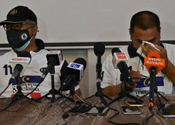 IDRIS (kiri) dan Nor Azman ketika sidang akhbar di sebuah inap desa di Pantai Puteri, Tanjung Kling, Melaka. - UTUSAN/DIYANATUL ATIQAH ZAKARYA