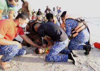 MANGSA dibawa ke tepi pantai bagi diberikan bantuan pernafasan oleh agensi penyelamat yang terlibat-UTUSAN/MOHD. SHAHJEHAN MAAMIN.