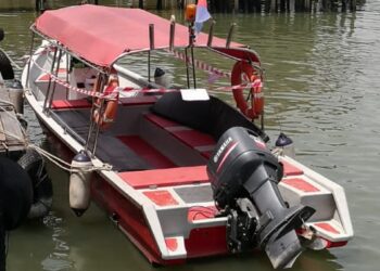 BOT dikendalikan tekong dan awak-awak yang positif dadah dirampas polis sebelum diserahkan kepada Jabatan Laut Mersing untuk siasatan lanjut di Mersing, Johor.