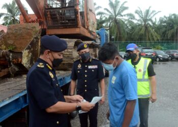 ADENAN MD. ISA meneliti dokumen seorang pemandu lori dalam Op Kenderaan Perkhidmatan Barangan (KPB) oleh JPJ Pulau Pinang di Nibong Tebal, Pulau Pinang hari ini. -UTUSAN/
MUHAMMAD IQBAL HAMDAN