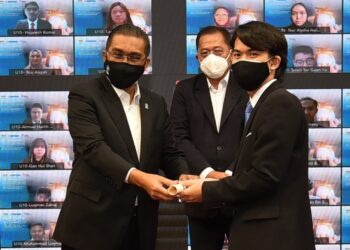 Menteri Tenaga dan Sumber Asli, Datuk Seri Takiyuddin Hassan menyampaikan biasiswa YTN kepada seorang penerima disaksikan Presiden dan Ketua Pegawai Eksekutif TNB, Datuk Ir. Baharin Din.
