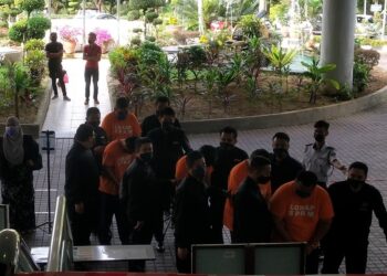 LIMA kakitangan awam Gred 19 dan 29 yang bertugas di Jabatan Forensik sebuah hospital di Lembah Klang tiba di pekarangan Kompleks Mahkamah Shah Alam pagi tadi bagi mendengar permohonan reman dibuat ke atas mereka oleh SPRM berhubung rasuah berjumlah RM22,000.