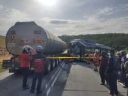 Pemandu Bas Tersepit Maut Kemalangan Empat Kenderaan Utusan Digital