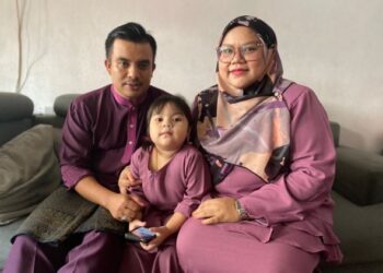 Nor Mazlina Omar bergambar kenangan bersama suami dan anak