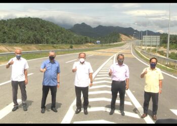 FADILLAH YUSOF (dua dari kiri) dan Wan Rosdy (tengah) menunjukkan isyarat bagus selepas meninjau laluan CSR Bentong Bypass di Bentong, Pahang. - UTUSAN/SALEHUDIN MAT RASAD