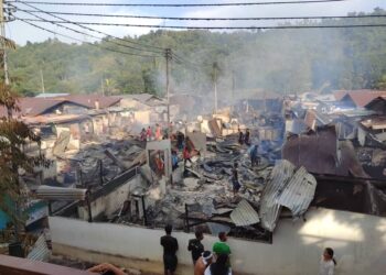 KEBAKARAN yang memusnahkan 16 buah rumah setinggan di Skim Penempatan Telipok di Kota Kinabalu, hari ini.-IHSAN Bomba