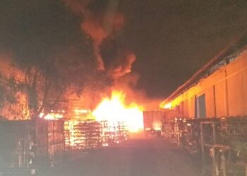 KEBAKARAN sebuah kilang penyembur cat di Kawasan Perindustrian Sungai Rasah, Shah Alam pagi tadi.