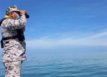 ANGGOTA pasukan penyelamat daripada Maritim melakukan operasi pencarian mangsa di kawasan perairan Kuala Selangor, Selangor hari ini.