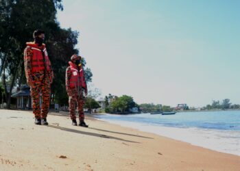 ANGGOTA Balai Bomba dan Penyelamat Port Dickson mengadakan pemantauan di sekitar Pantai Seaview, Tanjung Gemok susulan air pasang besar yang berlaku pagi ini. UTUSAN/ZAKKINA WATI AHMAD TARMIZI
