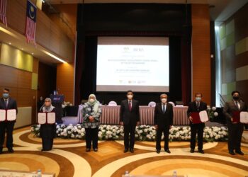 MOHAMED AZMIN (tengah) diiringi Arham (tiga kanan) bergambar kenangan selepas Majlis Menandatangani Perjanjian program HyTalent MADC antara MIDA, UKM, UTM, dan UPM di Kuala Lumpur. - Ihsan MIDA