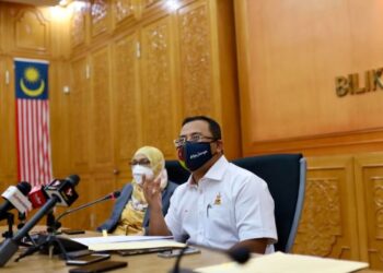 AMIRUDIN Shari bersama Exco Kesihatan Awam, Perpaduan, Wanita dan Keluarga, Dr. Siti Mariah Mahmud dalam sidang akhbar di Bilik Gerakan Negeri Selangor, Bangunan Setiausaha Kerajaan Negeri di Shah Alam, Selangor.