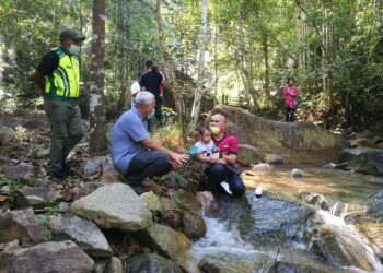 SALIM Aman (dua kiri) berbual dengan pengunjung ketika melakukan pemantauan di TER Gunung Pulai 1, Kulai di Johor.