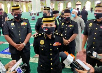 MOHD. SHAHRIL Che Saad ditemui pemberita selepas Solat Jumaat Sempena Sambutan Ulang Tahun BPR/SPRM Ke 54 bertemakan ‘Semarakkan Integriti, Rasuah Diperangi’ di Masjid Al Azim, Melaka. - UTUSAN/DIYANATUL ATIQAH ZAKARYA