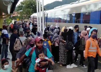SUASANA di Stesen Keretapi Dabong, Kuala Krai kini meriah dengan kehadiran penumpang setiap hari terutama pada hujung minggu.