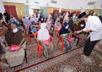 MOHAMAD Hasan menyampaikan bantuan kepada 132 orang warga emas, ibu tunggal, asnaf dan anak yatim di Masjid Kampung Sega, Rantau di Seremban. - UTUSAN/MOHD. SHAHJEHAN MAAMIN