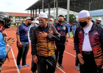 AHMAD Yakob (kanan) bersama Wan Roslan Wan Hamat (kiri) pada Majlis Perasmian Hari Sukan Negara Peringkat Negeri Kelantan di Kompleks Belia dan Sukan di Panji, Kota Bharu hari ini. - UTUSAN/ROHANA MOHD. NAWI