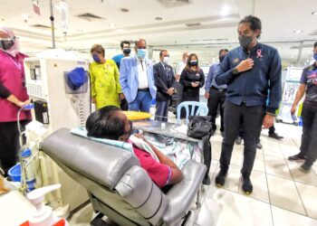 KHAIRY Jamaluddin beramah mesra dengan pesakit yang mendapatkan rawatan hemodialisis di Pusat Perubatan Mawar, Seremban hari ini.-UTUSAN/MOHD. SHAHJEHAN MAAMIN.
