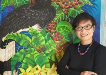 Narong Daun bergambar dengan hasil batik suteranya yang bermotif lukisan burung enggang. – UTUSAN/COWEN LINCH
