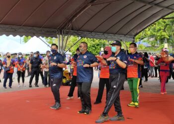 MUHAMMAD Sanusi Md. Nor melakukan senaman aerobik selepas perasmian Hari Sukan Negara di Dataran Chenang, Langkawi hari ini. - UTUSAN/NUR AMALINA AZMAN